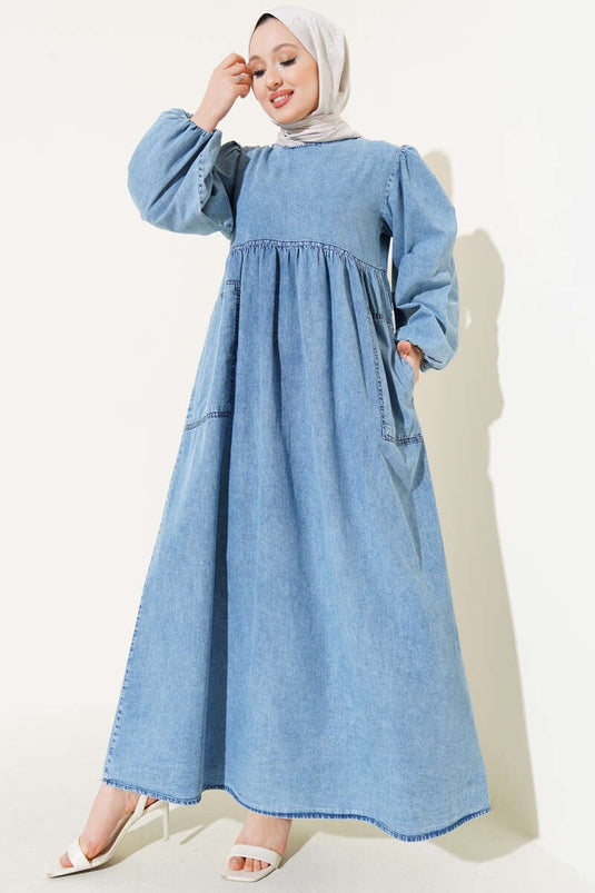 فستان جينز بجيوب جانبية باللون الأزرق الجينز