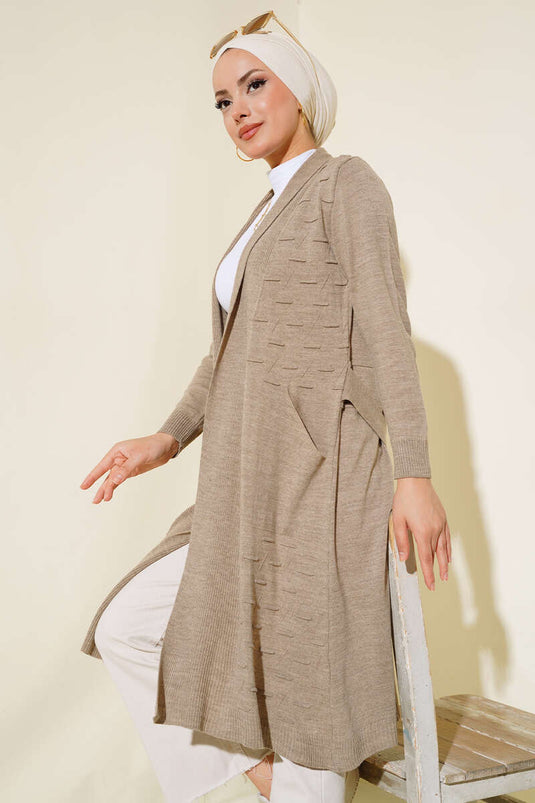 Strickjacke mit Seitennähten und Schnürung in Nerz