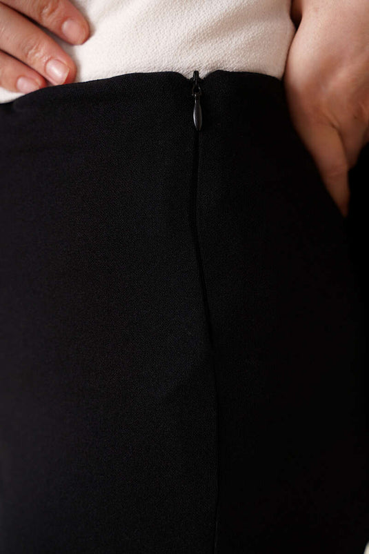 Schwarze Hose mit seitlichem Reißverschluss