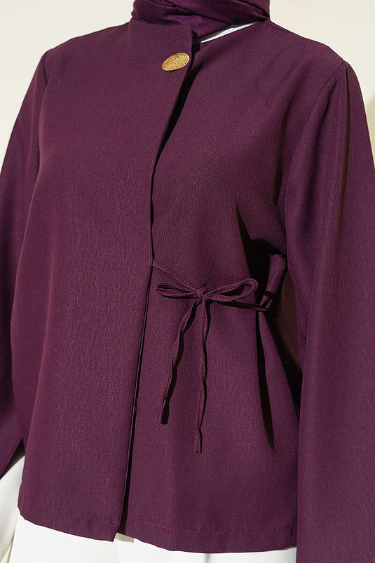 Seitlich mit Kordelzug und Knöpfen versehene Jacke in Pflaumenfarbe