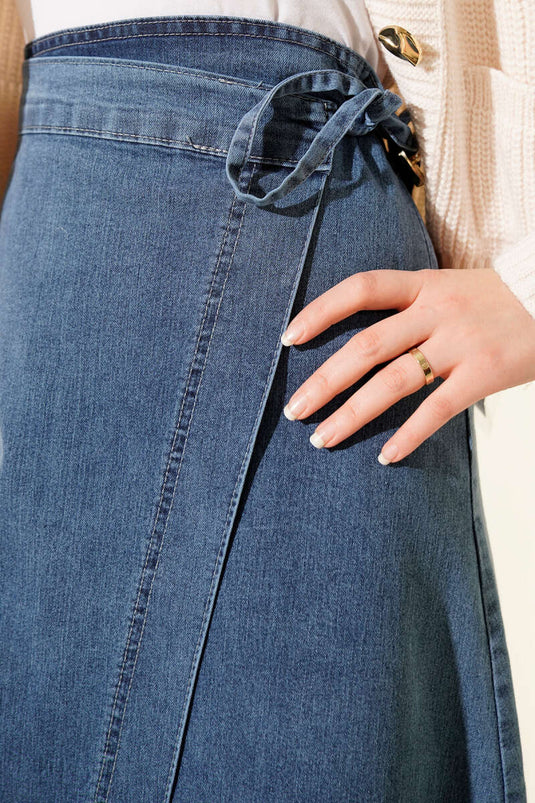 تنورة جينز زرقاء بحبل جانبي للربط