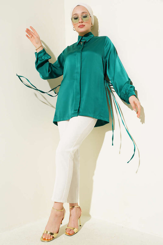 قميص ساتان برباط جانبي باللون الزمردي