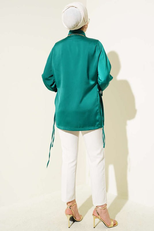 قميص ساتان برباط جانبي باللون الزمردي
