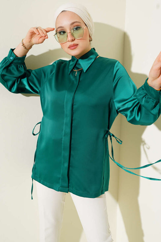 قميص ساتان برباط جانبي باللون الزمردي
