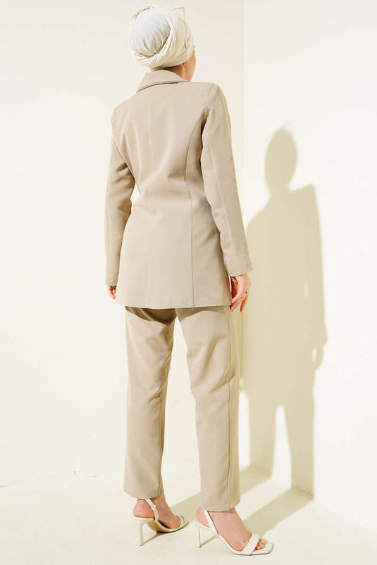 Costume deux pièces beige avec veste et lien latéral