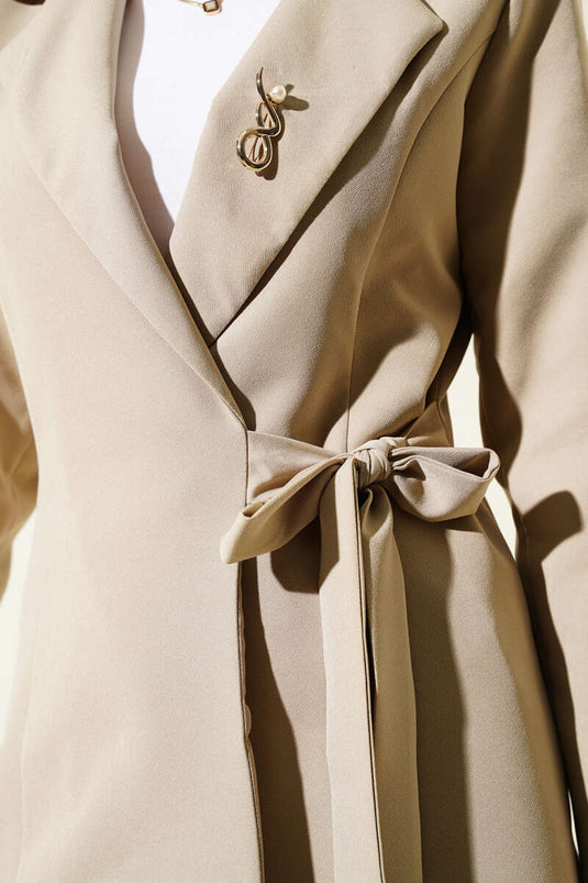 Costume deux pièces beige avec veste et lien latéral