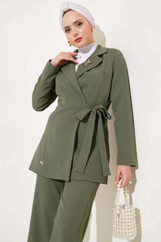 Costume deux pièces kaki avec veste et lien latéral