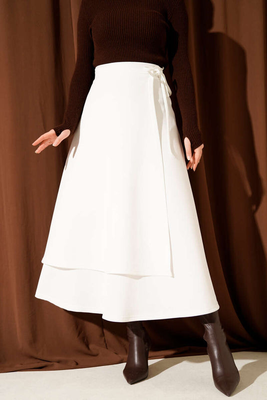 تنورة سكوبا بحبل جانبي أبيض