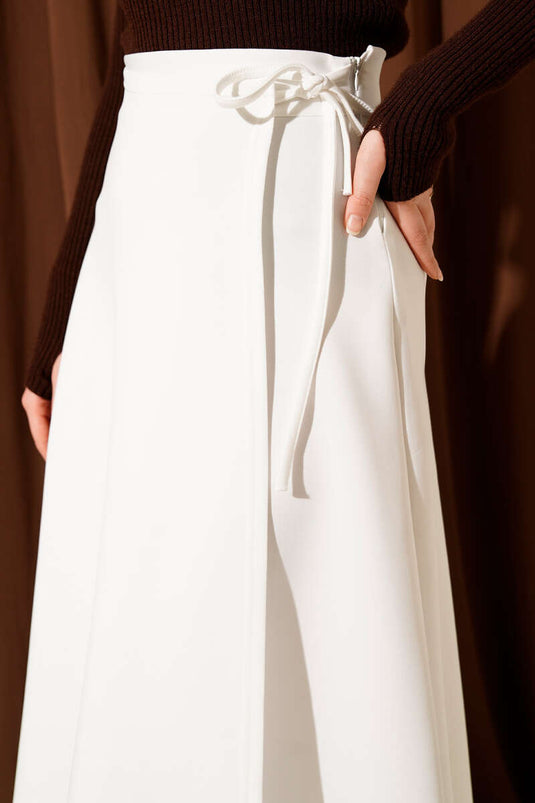 تنورة سكوبا بحبل جانبي أبيض