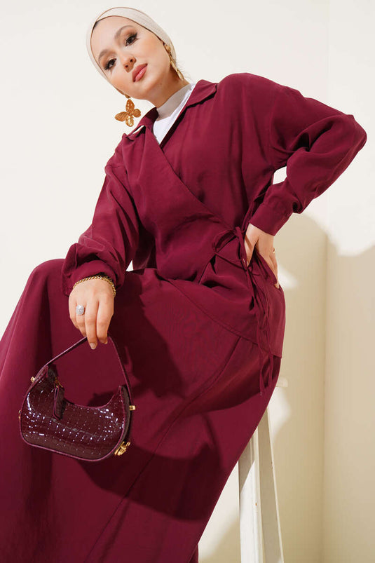 طقم من قطعتين مع تنورة برباط جانبي باللون العنابي