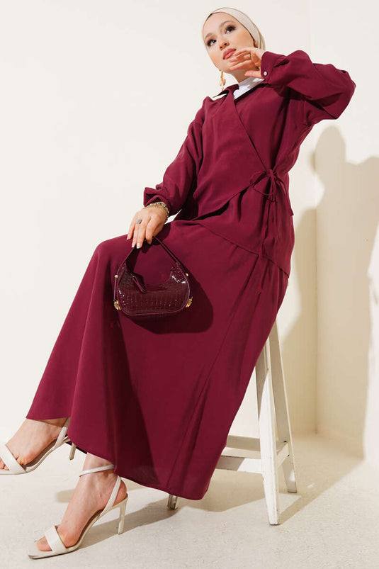 طقم من قطعتين مع تنورة برباط جانبي باللون العنابي