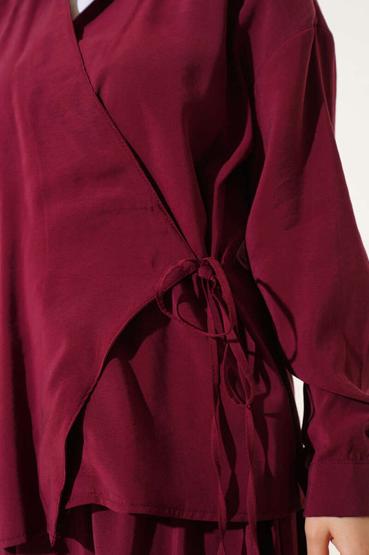 طقم من قطعتين مع تنورة برباط جانبي باللون العنابي