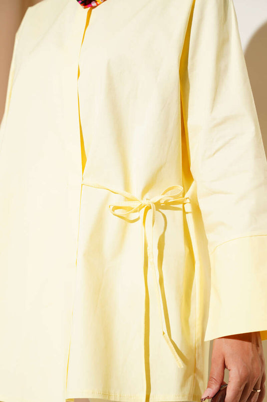 Kimono jaune noué sur le côté