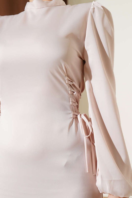 Satinkleid mit gekreuzten Seitenschnüren, Beige