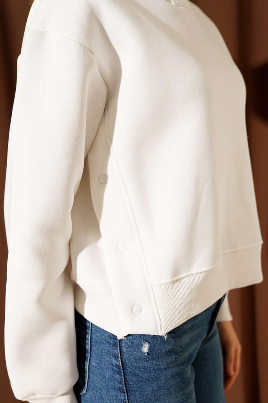 سويت شيرت من الصوف بأزرار جانبية، لون بيج فاتح