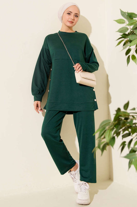 طقم مزدوج بخيطين مع أزرار جانبية زمردي