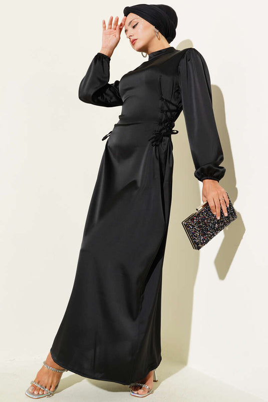 Robe en satin avec détails en dentelle sur les côtés, noire