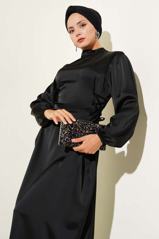 Robe en satin avec détails en dentelle sur les côtés, noire