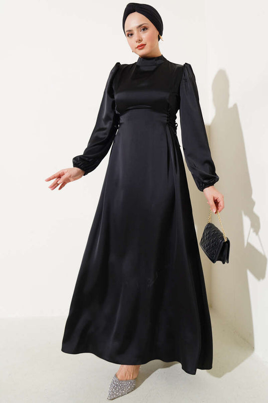 Robe en satin noire avec cordons latéraux à nouer