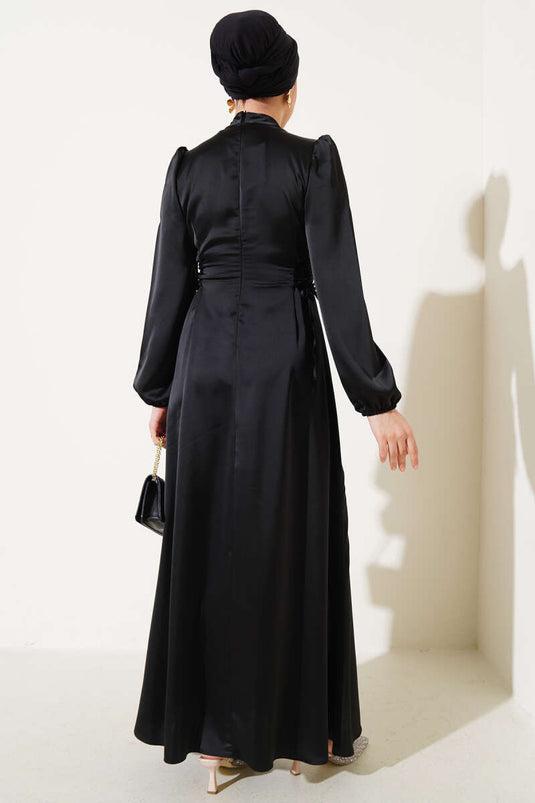 Robe en satin noire avec cordons latéraux à nouer