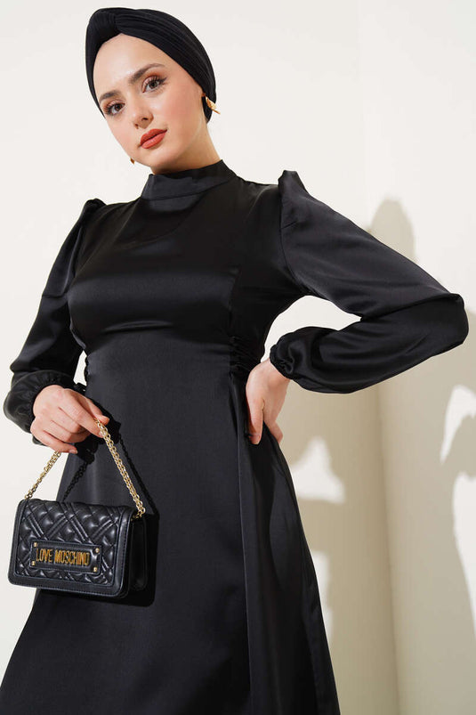 Robe en satin noire avec cordons latéraux à nouer