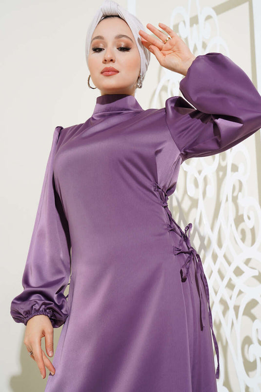 Robe en satin magenta avec liens latéraux