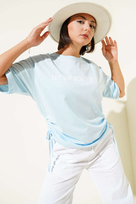 T-shirt bleu ciel avec cordons de serrage sur les côtés