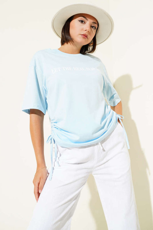 T-shirt bleu ciel avec cordons de serrage sur les côtés