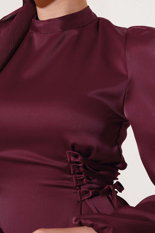 Robe en satin avec détails en corde sur le côté, bordeaux