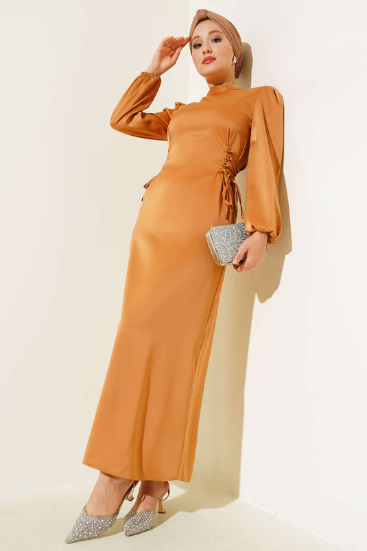 Abito in raso color cammello con dettaglio in corda sui lati