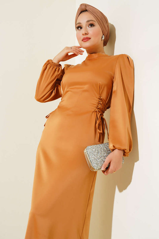 Abito in raso color cammello con dettaglio in corda sui lati