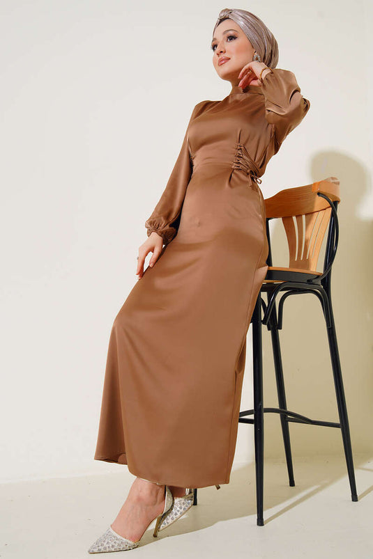 Robe en satin avec détail de corde sur les côtés, beige