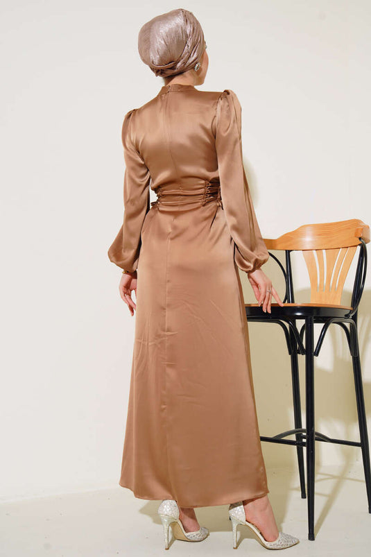 Robe en satin avec détail de corde sur les côtés, beige