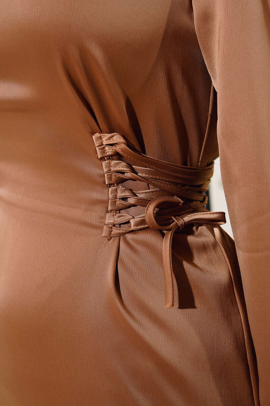 Robe en satin avec détail de corde sur les côtés, beige