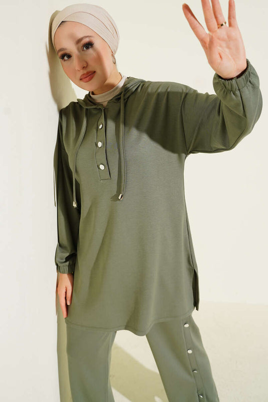 Costume deux pièces à capuche avec boutons métalliques sur les côtés, vert amande