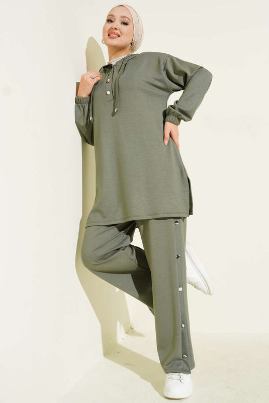 Costume deux pièces à capuche avec boutons métalliques sur les côtés, vert amande