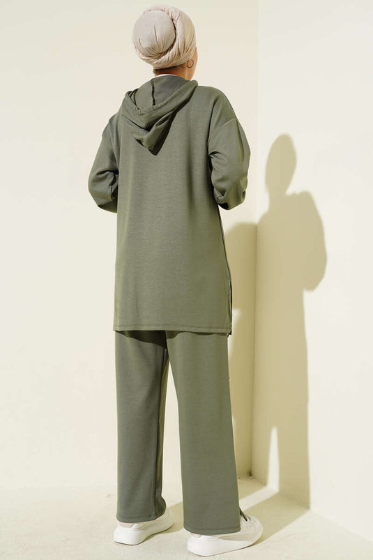 Costume deux pièces à capuche avec boutons métalliques sur les côtés, vert amande