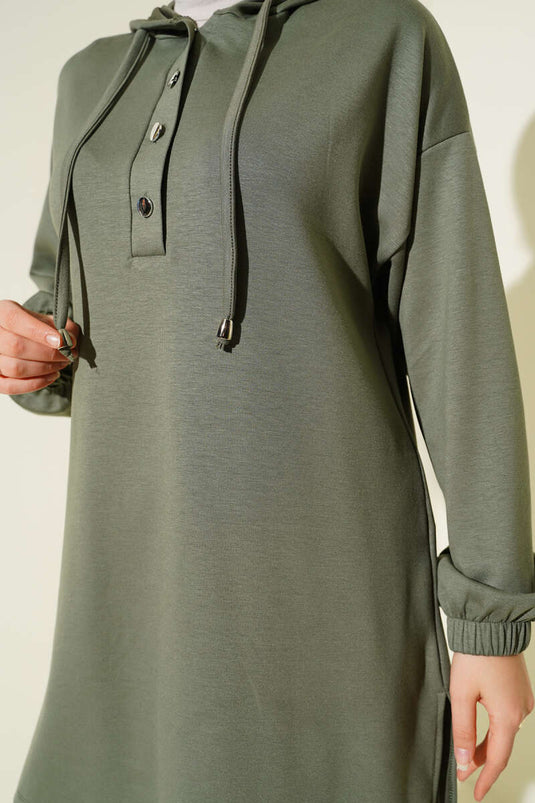 Costume deux pièces à capuche avec boutons métalliques sur les côtés, vert amande