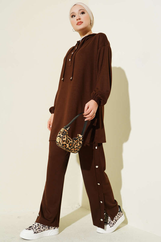Costume deux pièces à capuche avec boutons métalliques sur les côtés, marron