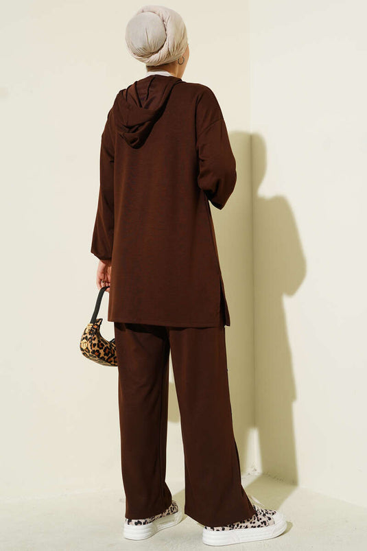 Costume deux pièces à capuche avec boutons métalliques sur les côtés, marron