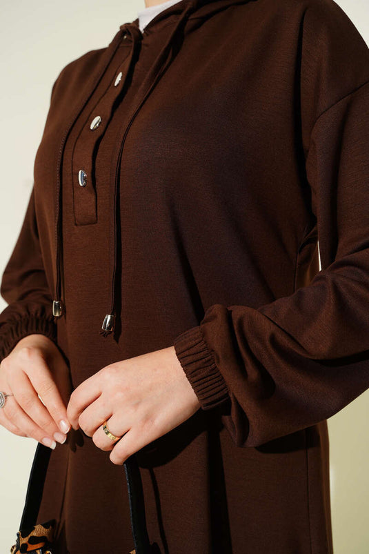 Costume deux pièces à capuche avec boutons métalliques sur les côtés, marron