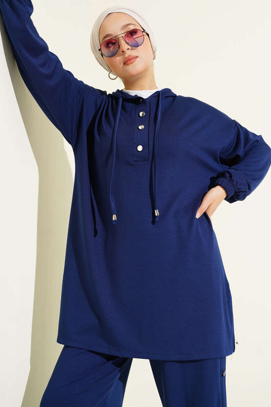 Zweiteiliges Set mit Kapuze in Marineblau und Metallknöpfen an den Seiten