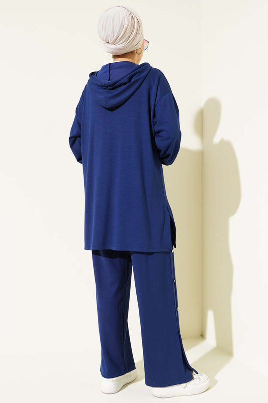 Zweiteiliges Set mit Kapuze in Marineblau und Metallknöpfen an den Seiten