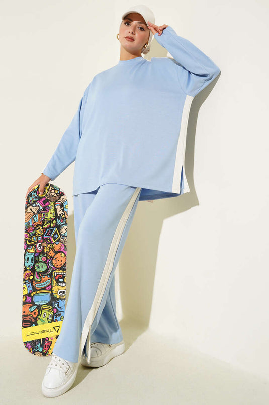 Costume deux pièces bleu à rayures latérales