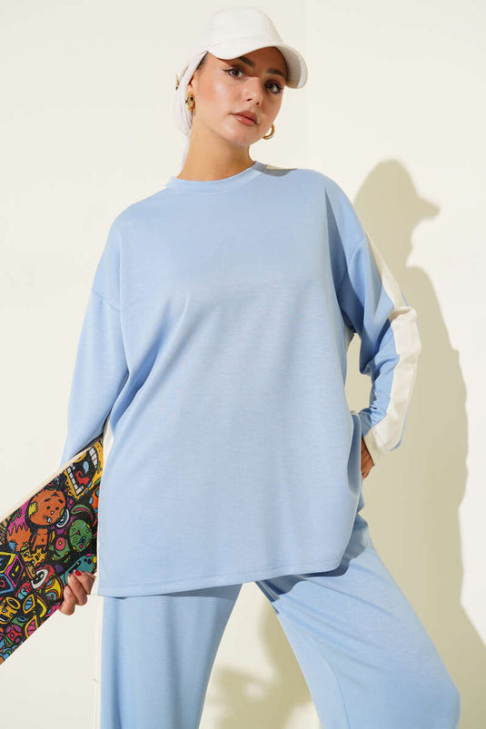 Costume deux pièces bleu à rayures latérales