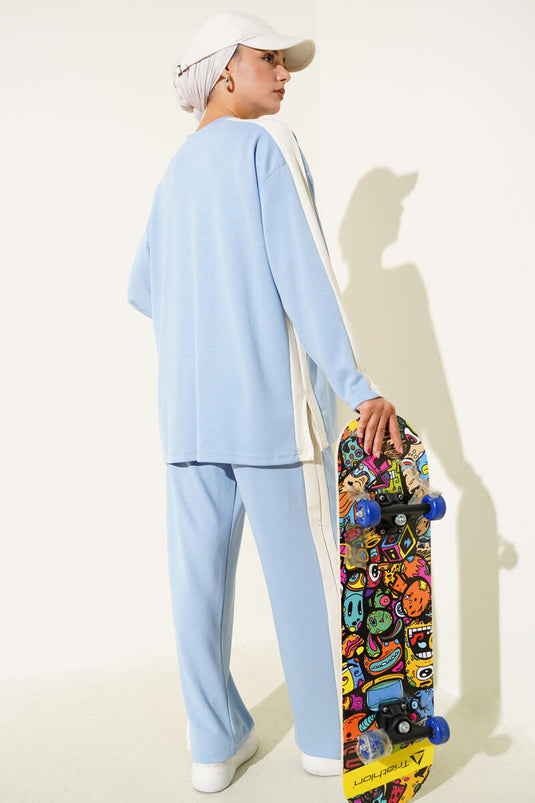 Costume deux pièces bleu à rayures latérales