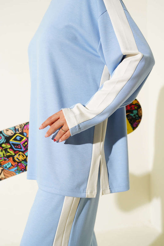 Costume deux pièces bleu à rayures latérales