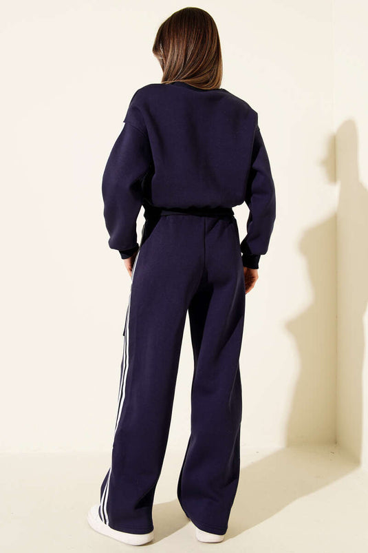 طقم ثنائي منسوج بثلاث خيوط مع خطوط جانبية باللون الأزرق الداكن