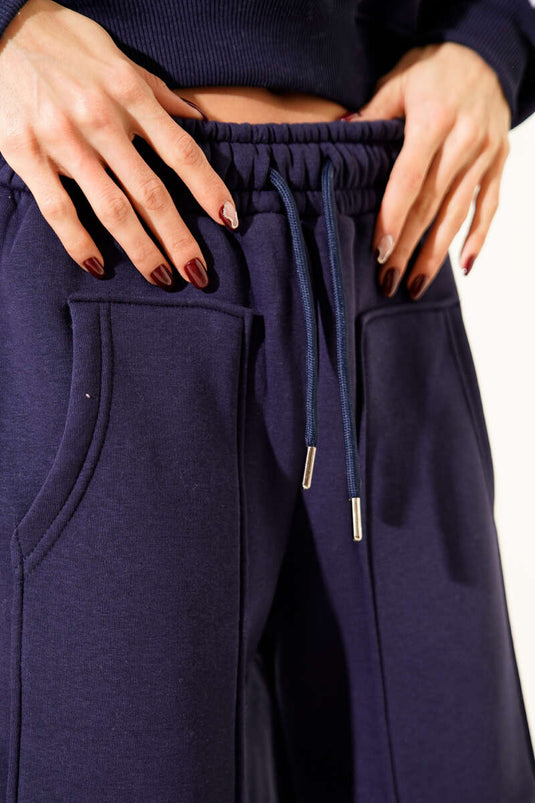 طقم ثنائي منسوج بثلاث خيوط مع خطوط جانبية باللون الأزرق الداكن