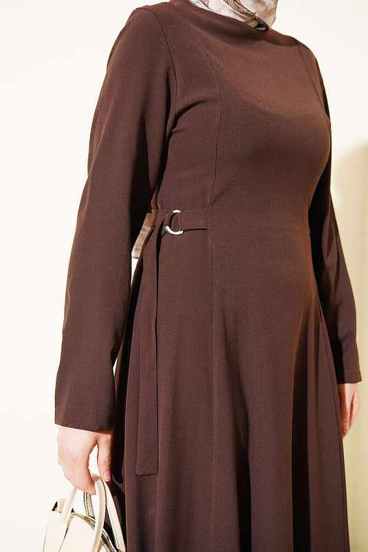Robe plissée avec boucles sur les côtés, couleur café
